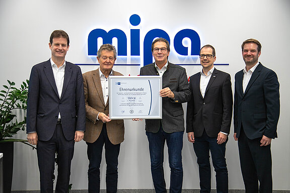 MIPA receives a certificate of honor from the IHK for its 75th anniversary