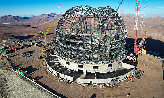 The steel structure coated with WB paint is currently visible. Photo: ESO/G. Vecchia