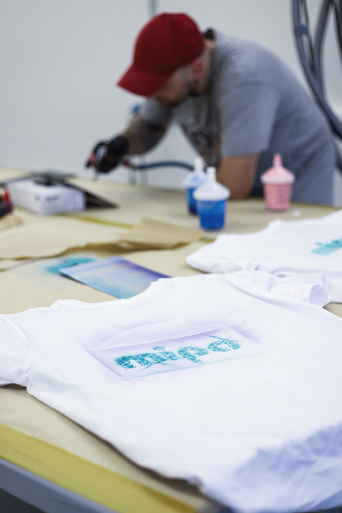 Mittels Airbrush-Verfahren gestalteten die neuen Azubis T-Shirts.